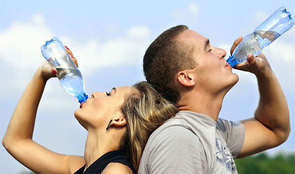 人一天要喝多少水 健康喝水需要注意什么