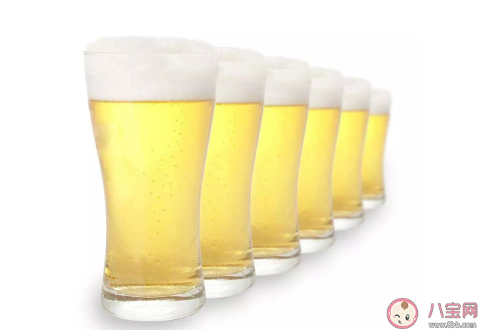 一杯啤酒总共能产生多少个气泡 啤酒倒入杯中后为什么有很多气泡上升