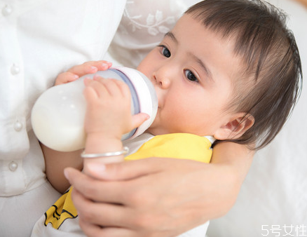 宝宝可以直接换奶粉喝吗 如何给婴儿换奶粉