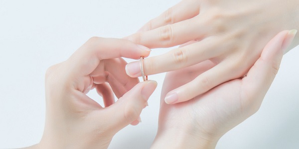 结婚戒指戴哪只手 哪个手指戴结婚戒指