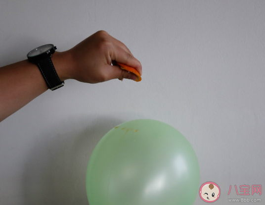 剥完橘子碰气球会爆炸吗 为什么剥完橘子不要碰气球