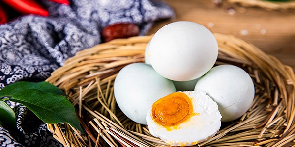 腌鸭蛋出油最好的方法 如何使腌鸭蛋快速出油