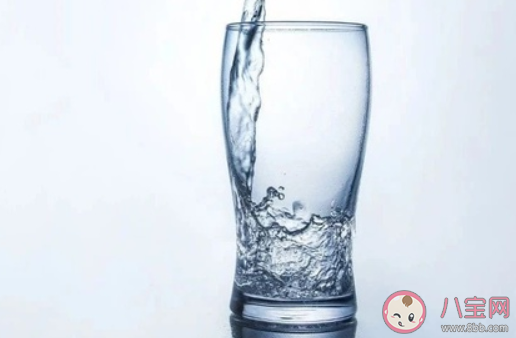 一次喝3.2L水致中毒是真的吗 日常怎么正确饮水