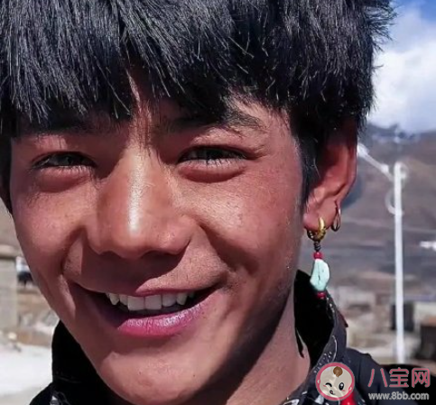 藏族男孩丁真在哪直播 直播中摄影师要钱是真的吗