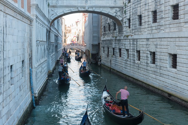 威尼斯的小艇课文内容 威尼斯的小艇课文概括