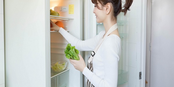 冰箱冷藏室有水是什么原因 冰箱冷藏室为什么会有水
