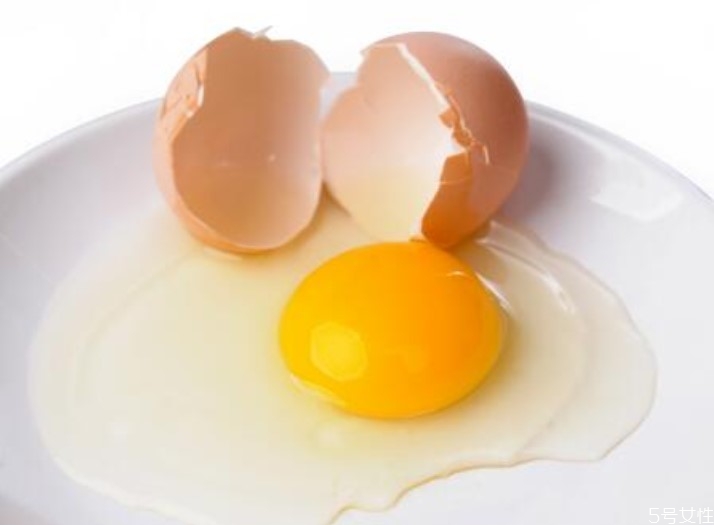 鸡蛋和糖一起吃会中毒吗 鸡蛋黄有点绿还能吃吗