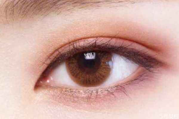 做完美瞳线眼睛肿怎么办 美瞳线有什么危害