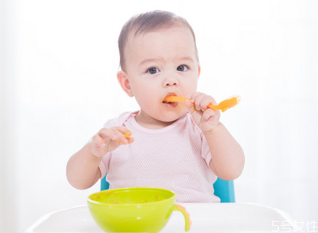 六个月宝宝辅食一天吃多少量 六个月宝宝辅食安排表
