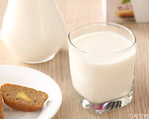 减肥期间晚上可以喝脱脂牛奶吗 脱脂牛奶晚上喝好不好