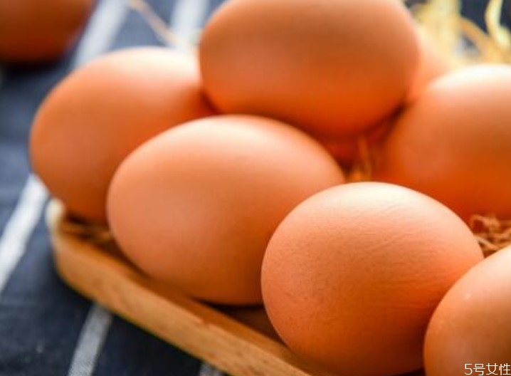 鸡蛋和糖一起吃会中毒吗 鸡蛋黄有点绿还能吃吗