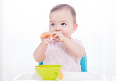 六个月宝宝辅食一天吃多少量 六个月宝宝辅食安排表
