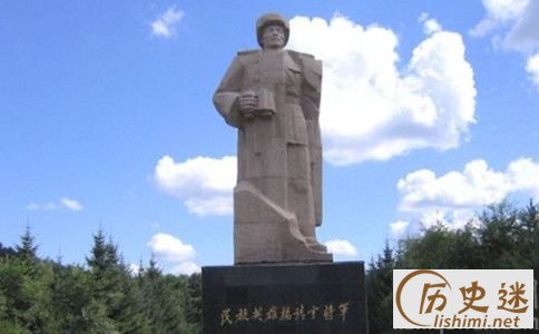 杨靖宇铜像