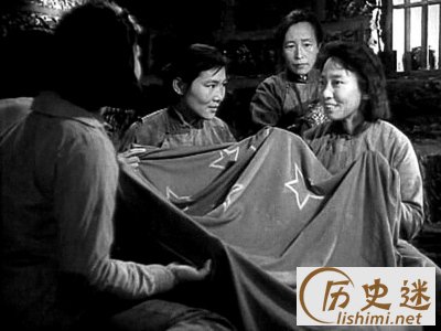 电影中的江姐带领狱友绣红旗，其实“绣”红旗的并非江姐，而是《红岩》作者罗广斌。