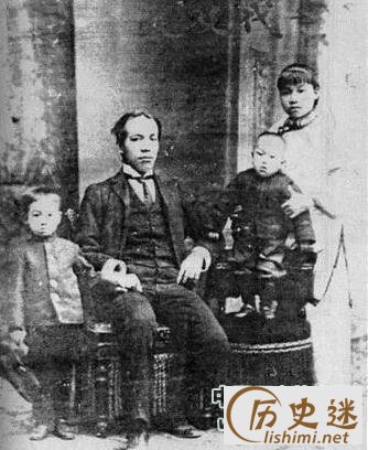 梁启超与长子梁思成（左一）、三子梁思忠、长女梁思顺，摄于东京。