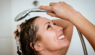 头发爱出油是湿气重引起的吗，头发爱出油还脱发几天洗一次头